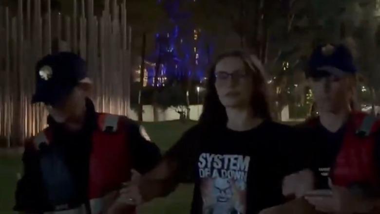 VIDEO/ Momenti i shoqërimit të aktivistes Arvina Lleshi shoqërohet me video nga “ilegali” i protestës Agron Shehaj! I kërkon policisë të arrestoi Edi Ramën jo këtë vajzën VIDEO/ Momenti i shoqërimit të aktivistes Arvina Lleshi shoqërohet me video nga “ilegali” i protestës Agron Shehaj! I kërkon policisë të arrestoi Edi Ramën jo këtë vajzën
