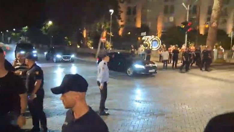 VIDEO/ Protestuesit tentojnë të hyjnë në pjesën e pasme të Kryeministrisë policia i largon pa përdorur mjetet ligjore! Rama largohet nga zyra pas 2 orësh me eskortën e tij VIDEO/ Protestuesit tentojnë të hyjnë në pjesën e pasme të Kryeministrisë policia i largon pa përdorur mjetet ligjore! Rama largohet nga zyra pas 2 orësh me eskortën e tij