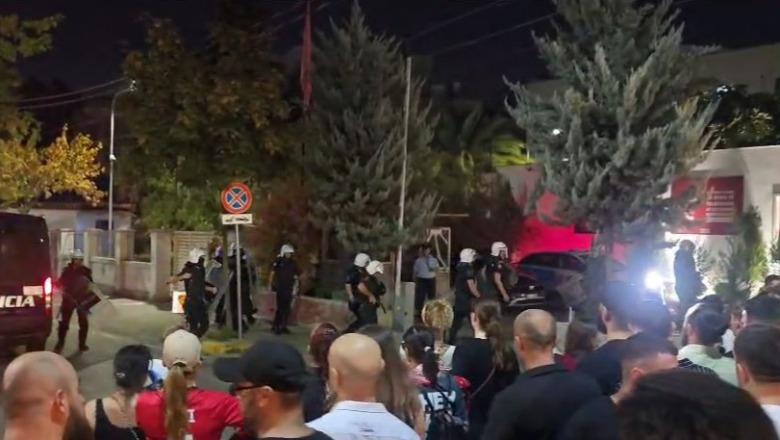 VIDEO/ Protestuesit te Komisariati nr.3: Kërkojnë lirimin e të shoqëruarve! Përplasje edhe me efektivët VIDEO/ Protestuesit te Komisariati nr.3: Kërkojnë lirimin e të shoqëruarve! Përplasje edhe me efektivët
