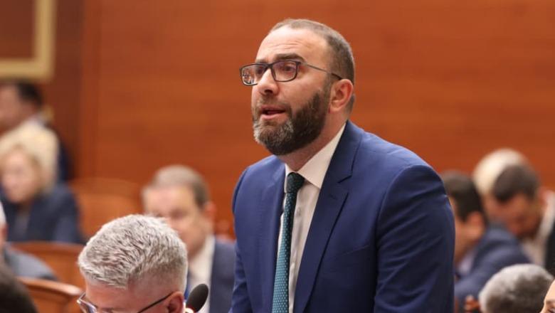 Pagat e magjistratëve: Ligjet miratojnë formulën e PS me 8 vota pro, 3 kundër! Të babëziturit e sistemit të drejtësisë me shoqatat e tyre e kundërshtojnë… të “yshtur” nga sharlatanët e PD-së Pagat e magjistratëve: Ligjet miratojnë formulën e PS me 8 vota pro, 3 kundër! Të babëziturit e sistemit të drejtësisë me shoqatat e tyre e kundërshtojnë… të “yshtur” nga sharlatanët e PD-së