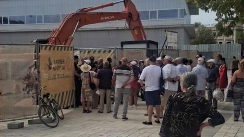 VIDEO/ Rama në Vlorë, pritet me protesta nga 10 anti izraelit nga Vlora që kundërshtojnë ngritjen e muzeut hebre! Policia shoqëron Baki Goxhajn, aktivistin e ndaluar nga Izraeli në Flotiljen Sumud dhe 3 persona të tjerë! VIDEO/ Rama në Vlorë, pritet me protesta nga 10 anti izraelit nga Vlora që kundërshtojnë ngritjen e muzeut hebre! Policia shoqëron Baki Goxhajn, aktivistin e ndaluar nga Izraeli në Flotiljen Sumud dhe 3 persona të tjerë!