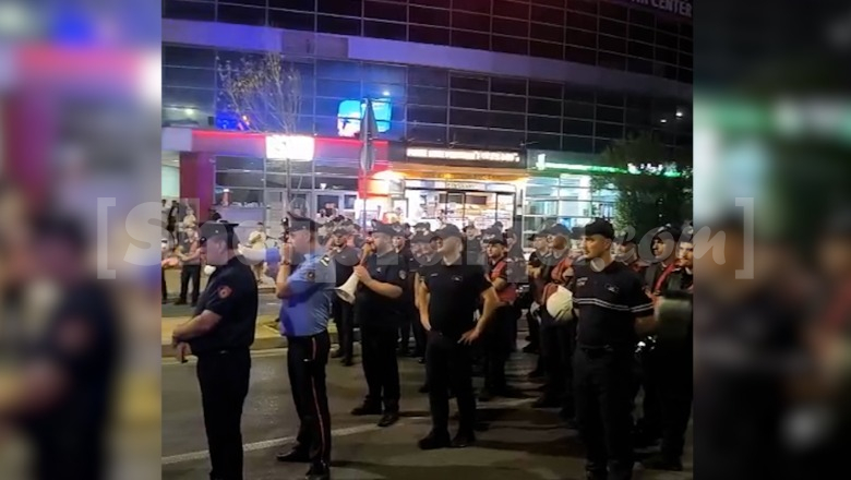 VIDEO/ Protestuesit tentojnë të bllokojnë rrugën te Zogu i Zi! Policia i ndalon të vijojnë marshimin