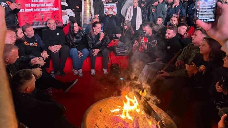 Rreth zjarrit deri në agim! Kështu e kaluan natën qytetarët e Kosovës në pritje të vendimit të Hagës ndaj ish krerëve të UÇK-së Rreth zjarrit deri në agim! Kështu e kaluan natën qytetarët e Kosovës në pritje të vendimit të Hagës ndaj ish krerëve të UÇK-së