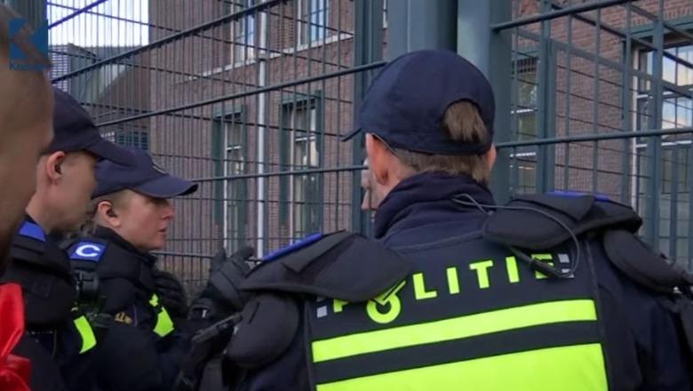 ‘Largohuni ose do përdorim forcën’, tension para Speciales në Hagë! Protestuesit përplasen verbalisht me policinë holandeze ‘Largohuni ose do përdorim forcën’, tension para Speciales në Hagë! Protestuesit përplasen verbalisht me policinë holandeze