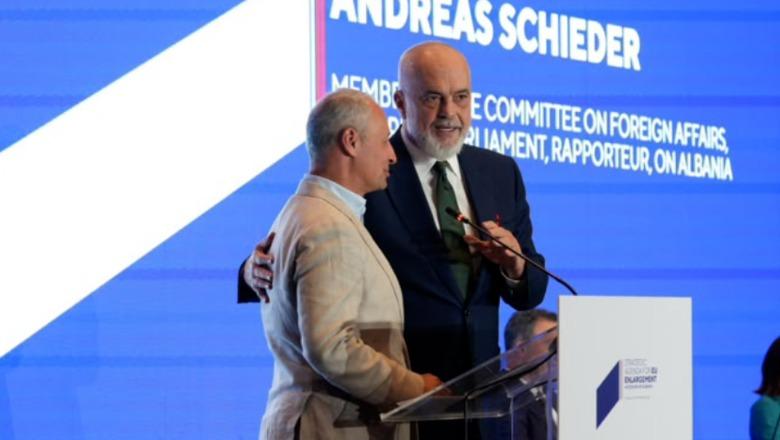 Rama i “ndërpret” fjalimin e Schieder! Të kërkoj  ndjesë, kam takim me gjermanin, më duhet të iki!  Eurodeputeti ia kthen me batutë: Mos ua përmend Greqinë sot.. se humbën
