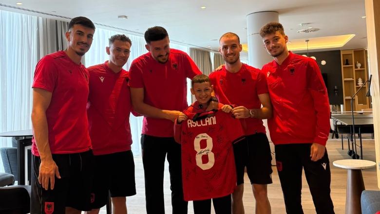 Futbolli më shumë se një lojë! Historia e Jonit me Kombëtaren, si djemtë kuqezi e ndihmuan të mposhtë sëmundjen Futbolli më shumë se një lojë! Historia e Jonit me Kombëtaren, si djemtë kuqezi e ndihmuan të mposhtë sëmundjen
