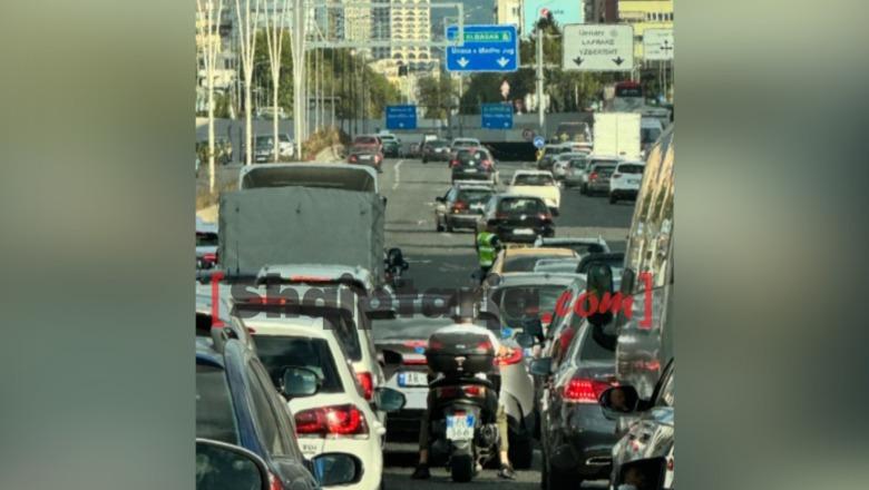 VIDEO/ Trafik i çmendur në aksin Durrës-Tiranë, radhë kilometrike mjetesh në hyrje të kryeqytetit…dhe një polic që bllokon fluksin nga autostrada! VIDEO/ Trafik i çmendur në aksin Durrës-Tiranë, radhë kilometrike mjetesh në hyrje të kryeqytetit…dhe një polic që bllokon fluksin nga autostrada!