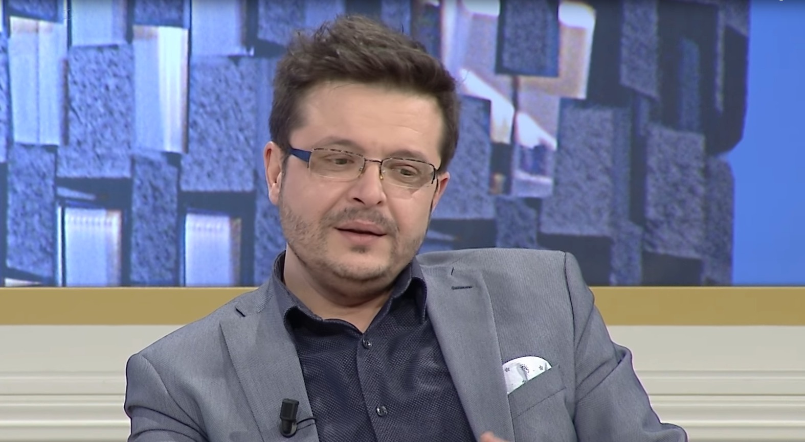 VIDEO/ “Këta nuk janë protestues, janë të droguar, u kërkova të më hapnin rrugë, isha me fëmijët… më goditën”! Këngëtari i njohur Saimir Çili publikon pamje pas incidentit me të vetëquajturit…protestues VIDEO/ “Këta nuk janë protestues, janë të droguar, u kërkova të më hapnin rrugë, isha me fëmijët… më goditën”! Këngëtari i njohur Saimir Çili publikon pamje pas incidentit me të vetëquajturit…protestues