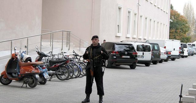 Ç’punë ka Garda e Republikës të ruajë një gjykatë?! Ç’punë ka Garda e Republikës të ruajë një gjykatë?!