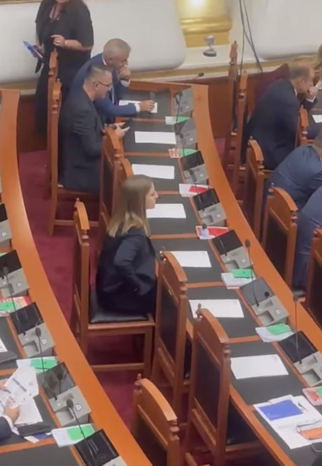 VIDEO/ “Neodhija” e Edi Ramës i’u bashkohet deputetëve të Sali Berishës VIDEO/ “Neodhija” e Edi Ramës i’u bashkohet deputetëve të Sali Berishës