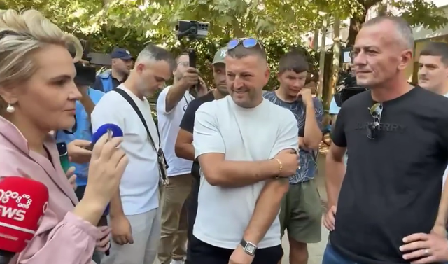 VIDEO/ Çfarë fati! Shkuan të protestonin por gjetën “mentoren” e tyre! Kryemadhi e pandehur për korrupsion në SPAK i “vë në rrjesht” protestuesit si… këshilltare VIDEO/ Çfarë fati! Shkuan të protestonin por gjetën “mentoren” e tyre! Kryemadhi e pandehur për korrupsion në SPAK i “vë në rrjesht” protestuesit si… këshilltare