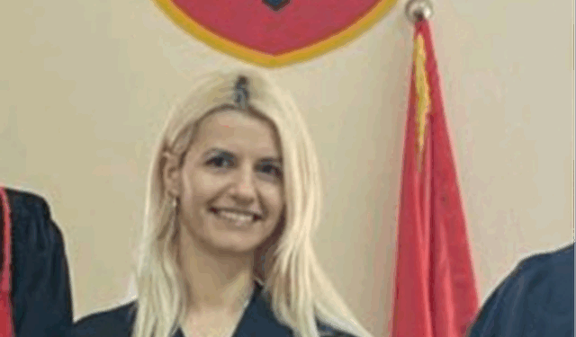 “Kemi kredi dhe fëmijë për të ushqyer”! Gjyqtarja reagon pas bllokimit të pagave nga Thesari “Kemi kredi dhe fëmijë për të ushqyer”! Gjyqtarja reagon pas bllokimit të pagave nga Thesari
