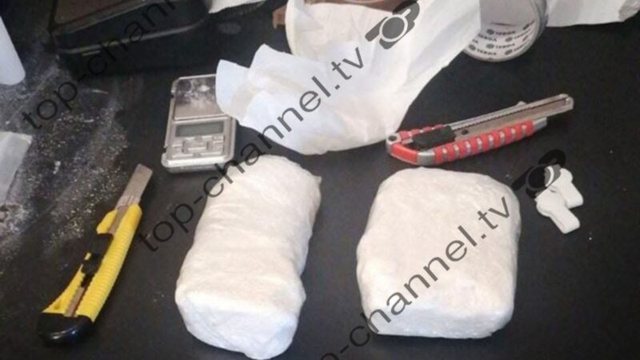 U kap në Greqi, shqiptari misterioz i kërkuar për vrasje jetonte në vilën luksoze në Marathona, i gjenden 2 kg kokainë dhe armë në banesë U kap në Greqi, shqiptari misterioz i kërkuar për vrasje jetonte në vilën luksoze në Marathona, i gjenden 2 kg kokainë dhe armë në banesë