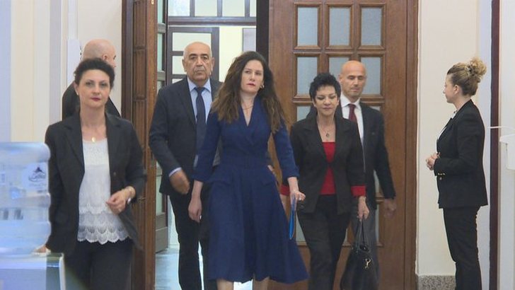 Drejtoresha e SHISH Vlora Hyseni i’u vetëdorëzohet autoriteteve shqiptare në kufi me Kosovën Drejtoresha e SHISH Vlora Hyseni i’u vetëdorëzohet autoriteteve shqiptare në kufi me Kosovën