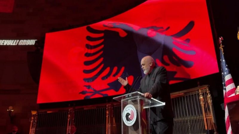 Protestat në Nju Jork, Rama: S’më ndalin vezët dhe balta nga ca pula histerike që mbulohen me flamur kombëtarë Protestat në Nju Jork, Rama: S’më ndalin vezët dhe balta nga ca pula histerike që mbulohen me flamur kombëtarë