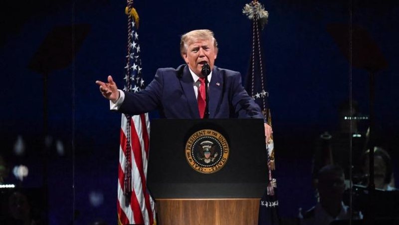 Trump premton 5 mijë dollarë për çdo të rritur amerikan nëse fitojnë zgjedhjet e mesmandatit në nëntor: Nëse do ishte në Shqipëri SPAKU shqiptarë do e arrestonte… për korrupsion elektoral?