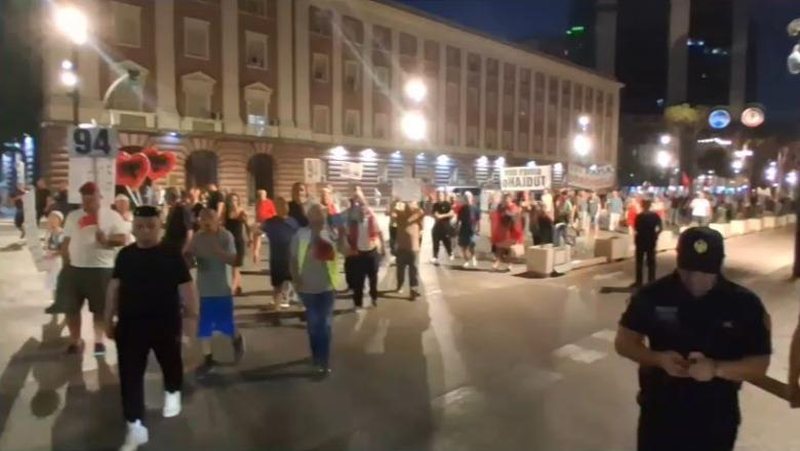 VIDEO/ Tensione në ditën e 94-t të protestës, organizatorët bëjnë thirrje për rrethimin e Kryeministrisë! Tentojnë të hyjnë brenda godinës VIDEO/ Tensione në ditën e 94-t të protestës, organizatorët bëjnë thirrje për rrethimin e Kryeministrisë! Tentojnë të hyjnë brenda godinës