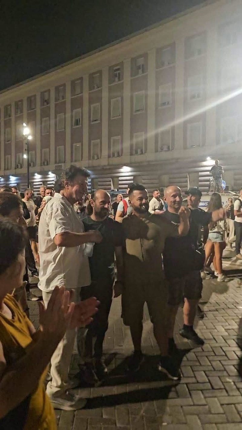 FOTO LAJM/ Protesta arrin më në fund unitetin, Sali Lushaj dhe Dritan Goxhaj pozojnë krah njëri-tjetrit pas grushteve të shkëmbyera FOTO LAJM/ Protesta arrin më në fund unitetin, Sali Lushaj dhe Dritan Goxhaj pozojnë krah njëri-tjetrit pas grushteve të shkëmbyera