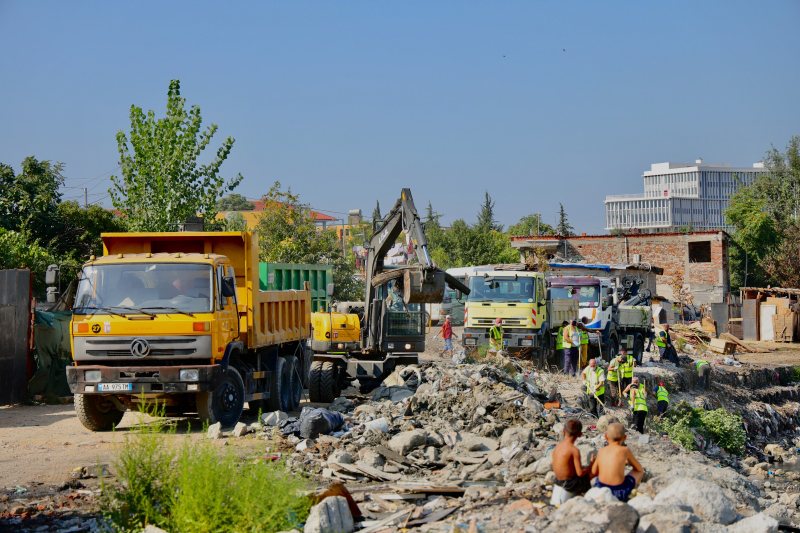 Pas marrjes së kompetencave nga Veliaj, nis aksioni i gjerë për pastrimin e Tiranës: Ndërhyrje në Bregun e Lumit dhe Urën e Kamzës Pas marrjes së kompetencave nga Veliaj, nis aksioni i gjerë për pastrimin e Tiranës: Ndërhyrje në Bregun e Lumit dhe Urën e Kamzës