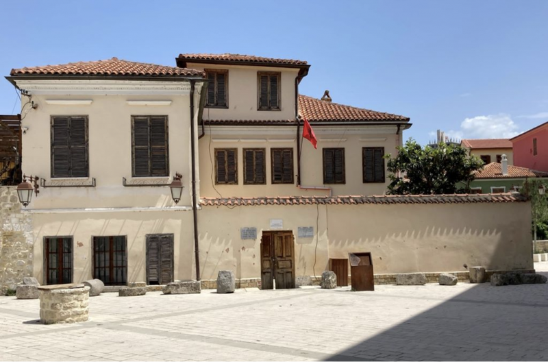 Mjaft me mashtrime! Gonxhja: Muzeu Etnografik i Vlorës, godina historike ku u themelua Klubi Patriotik “Labëria” po restaurohet! Lajm i sajuar se do të kthehet në muze hebraik