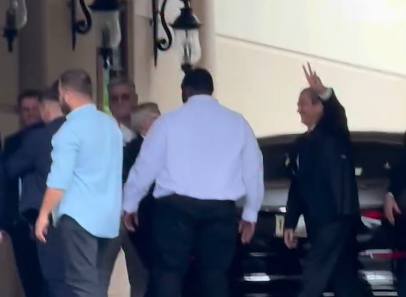VIDEO/ Berisha pritet me protesta në New Jersey! Qytetarët thirrje në kor: Rama në burg, Berisha në burg! Berisha i sfidon me dy gishta lartë VIDEO/ Berisha pritet me protesta në New Jersey! Qytetarët thirrje në kor: Rama në burg, Berisha në burg! Berisha i sfidon me dy gishta lartë