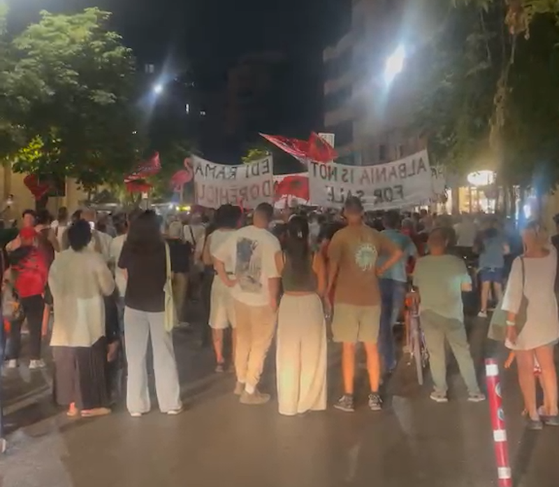 VIDEO/ “Flamingot” ndalojnë para Ambasadës Amerikane! Kërcënim kolektive drejt saj: “Ju erdhi fundi”! VIDEO/ “Flamingot” ndalojnë para Ambasadës Amerikane! Kërcënim kolektive drejt saj: “Ju erdhi fundi”!