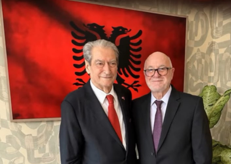 Berisha takon Berishën në New Jersey, ish-ambasadori: “Një foto që flet sa një mijë fjalë” Berisha takon Berishën në New Jersey, ish-ambasadori: “Një foto që flet sa një mijë fjalë”