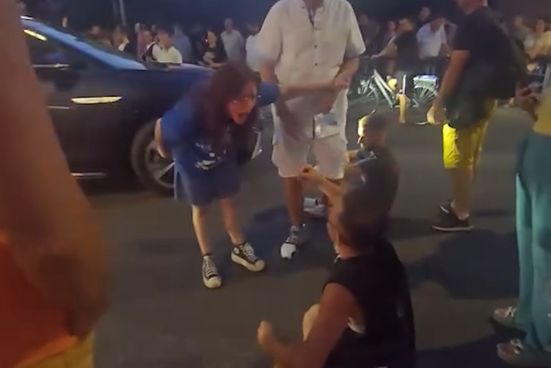 VIDEO/ “Patronazhist, të q**sha robt”! Turmat kaotike të protestuesve përplasen me njëri-tjetrin për veprimet që duhet të bëjnë VIDEO/ “Patronazhist, të q**sha robt”! Turmat kaotike të protestuesve përplasen me njëri-tjetrin për veprimet që duhet të bëjnë