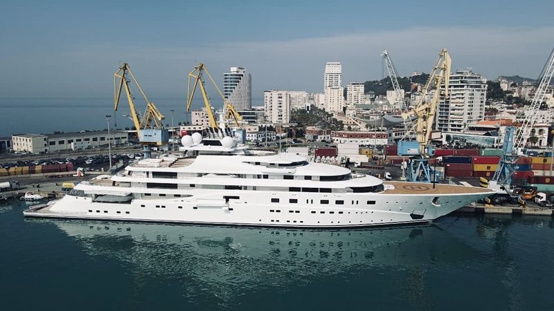 Superjahti i familjes mbretërore furnizohet në Durrës me “Kastrati Energy”