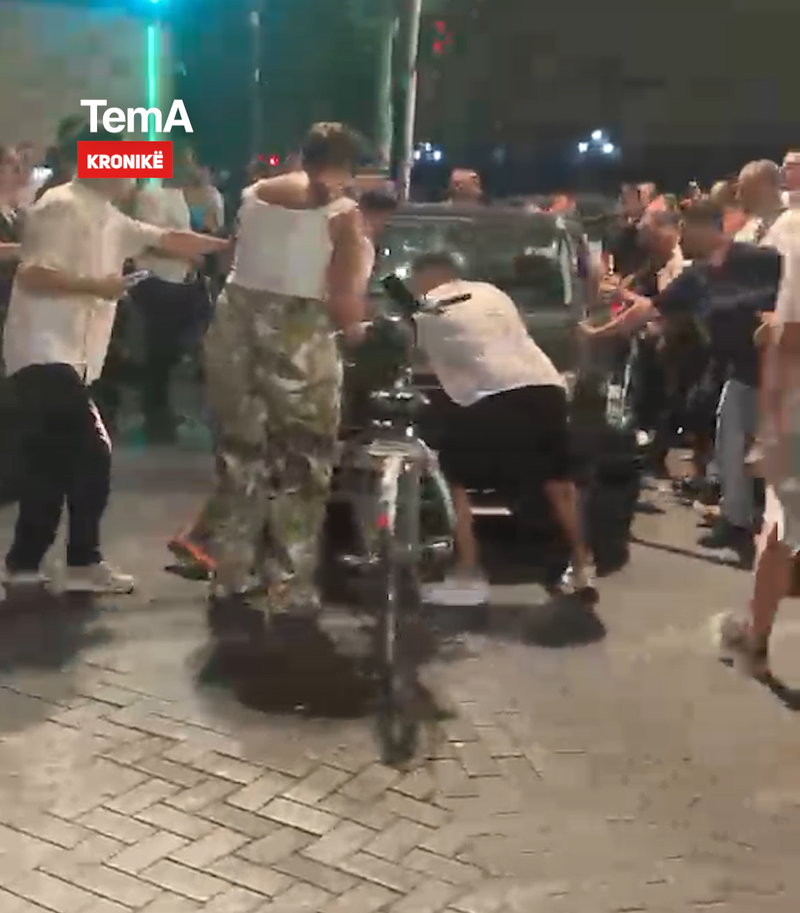 VIDEO/ Të punësuarit si protestuesit  nuk kursejnë as qytetarët! Sulmojnë në mënyrë të dhunshme shoferin që kërkoi t’i lironin rrugën dhe i bllokojnë rrugën me monopatinat e ndaluara!  Policia nuk mbron qytetarët por lejon zagarët… kanë orarin e lehjes