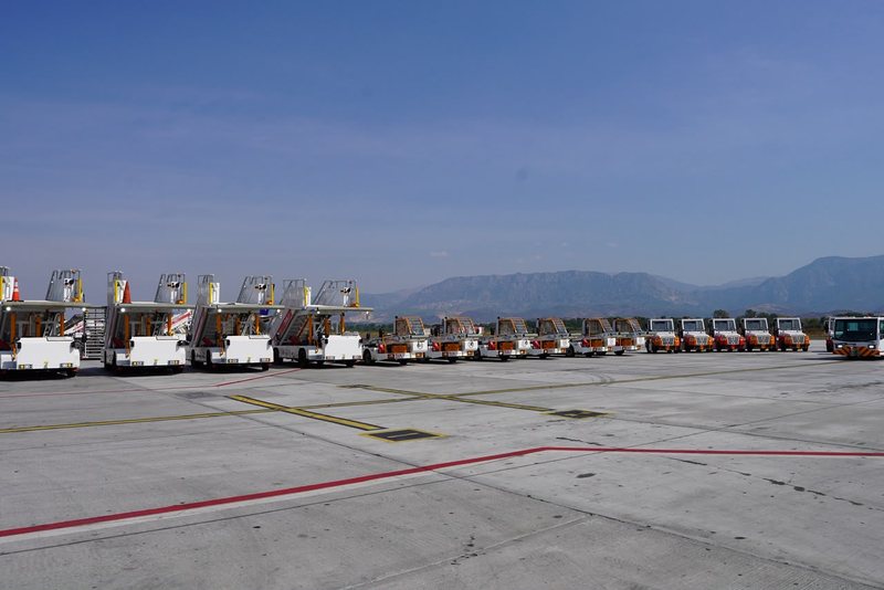 Aeroporti Ndërkombëtar i Tiranës investon 2 milionë euro në 46 mjete të reja për operimet në pistë Aeroporti Ndërkombëtar i Tiranës investon 2 milionë euro në 46 mjete të reja për operimet në pistë