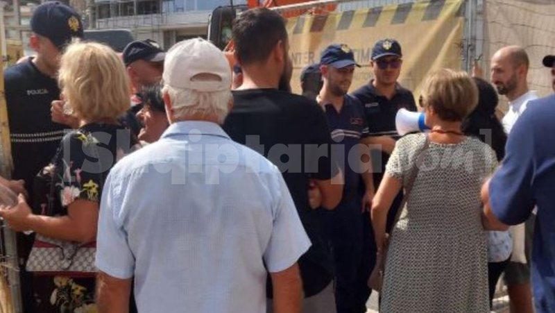 Protestë kundër muzeut hebraik në Vlorë! Rama: Një grup delenxhinjsh me në krye Lesko pijanikun kanë mësyrë sot në kantierin e Muzeut Hebraik të Vlorës