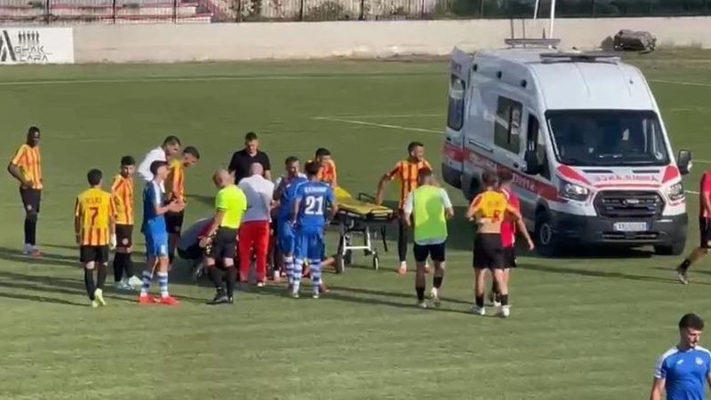 Momente paniku në Lezhë! Ish futbollisti i kombëtares bie pa ndjenja në fushë, dërgohet me urgjencë në spital Momente paniku në Lezhë! Ish futbollisti i kombëtares bie pa ndjenja në fushë, dërgohet me urgjencë në spital