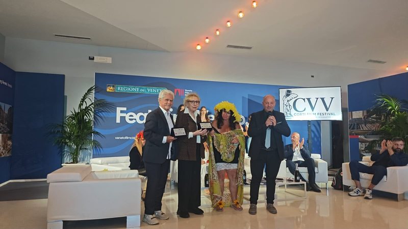 Dokumentari për shqiptarët në Venedik, Ilir Yzeiri nderohet me çmim në Festivalin e Venecias Dokumentari për shqiptarët në Venedik, Ilir Yzeiri nderohet me çmim në Festivalin e Venecias
