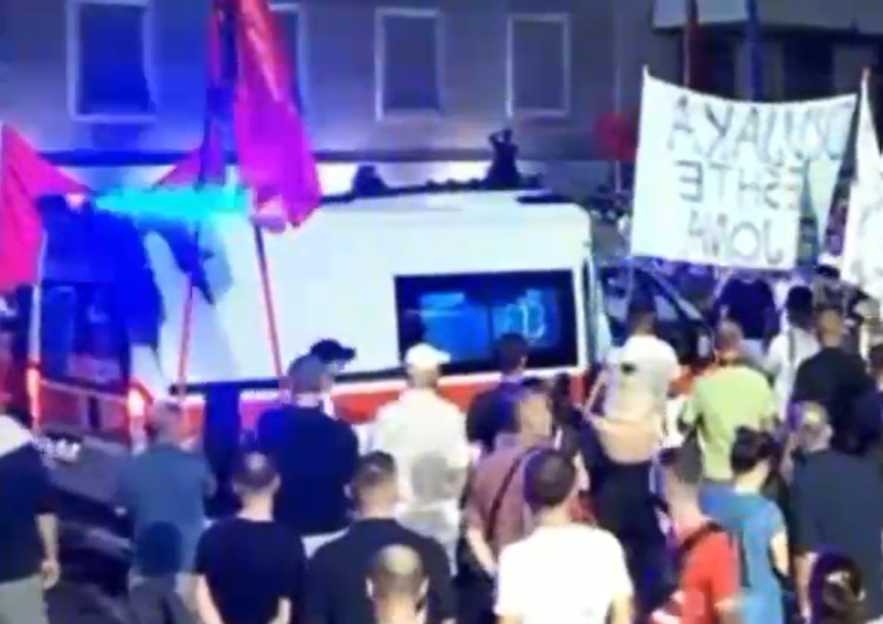 VIDEO/ Dhunë e paprecedentë: Të punësuar si protestues nuk dinë çfarë bëjnë dhe pse janë aty?! Ndalën ambulancën dhe refuzuan t’i hapnin rrugën: Policia nuk ndërhyn qëllimisht për t’i diskretituar VIDEO/ Dhunë e paprecedentë: Të punësuar si protestues nuk dinë çfarë bëjnë dhe pse janë aty?! Ndalën ambulancën dhe refuzuan t’i hapnin rrugën: Policia nuk ndërhyn qëllimisht për t’i diskretituar