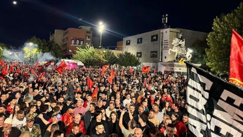 Dënimi i ish-krerëve të UÇK-së: Prishtina në protestë për të katërtën natë radhazi Dënimi i ish-krerëve të UÇK-së: Prishtina në protestë për të katërtën natë radhazi