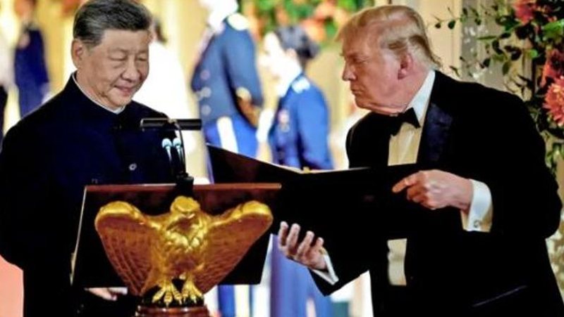 Takimi në Shtëpinë e Bardhë, Trump i dhuron Xi Jinping një skulpturë të shqiponjës, simbolit të SHBA Takimi në Shtëpinë e Bardhë, Trump i dhuron Xi Jinping një skulpturë të shqiponjës, simbolit të SHBA