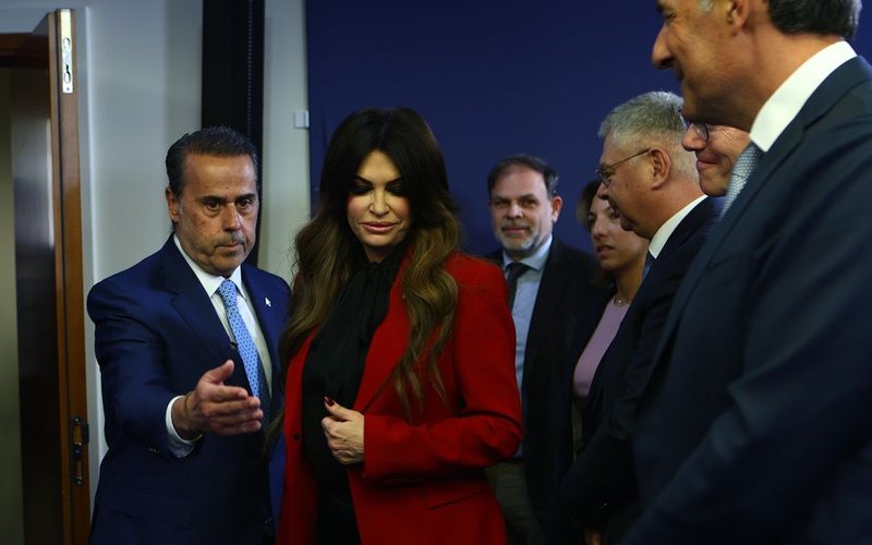 “Mund të rrëzojmë çdo qeveri që duam”! Opozita i kërkon Mitsotakisit sqarime për deklaratat e supozuara të ambasadores amerikane në Athinë “Mund të rrëzojmë çdo qeveri që duam”! Opozita i kërkon Mitsotakisit sqarime për deklaratat e supozuara të ambasadores amerikane në Athinë