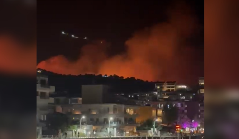 Zjarr masiv në Himarë, era e fortë favorizon përhapjen e flakëve, rrezikohet qyteti