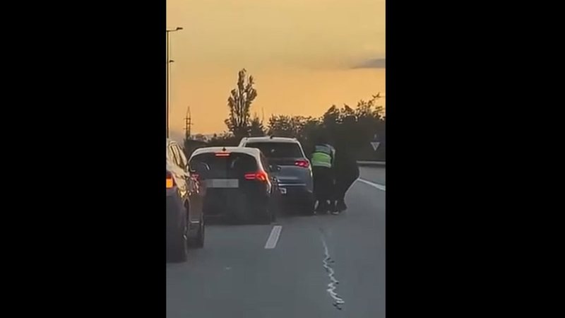 VIDEO/ Barcelonë, persona të maskuar si policë rrëmbejnë një burrë në mes të rrugës! Dyshohet për konflikt mes grupeve kriminale