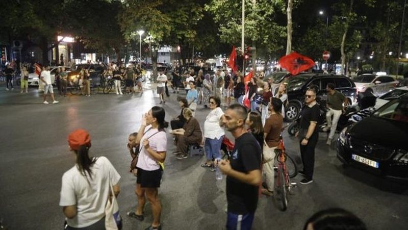 Bllokuan rrugët dhe u përplasën me policinë, 1 i arrestuar dhe 15 nën procedim, 2 për posedim dhe shperndarje lëndësh narkotike Bllokuan rrugët dhe u përplasën me policinë, 1 i arrestuar dhe 15 nën procedim, 2 për posedim dhe shperndarje lëndësh narkotike
