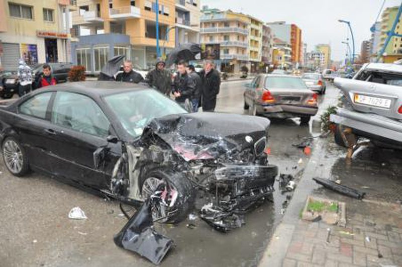 Pas atij në Levan-Tepelenë një tjetër aksident me vdekje sot në autostradën Durrës-Tiranë Pas atij në Levan-Tepelenë një tjetër aksident me vdekje sot në autostradën Durrës-Tiranë
