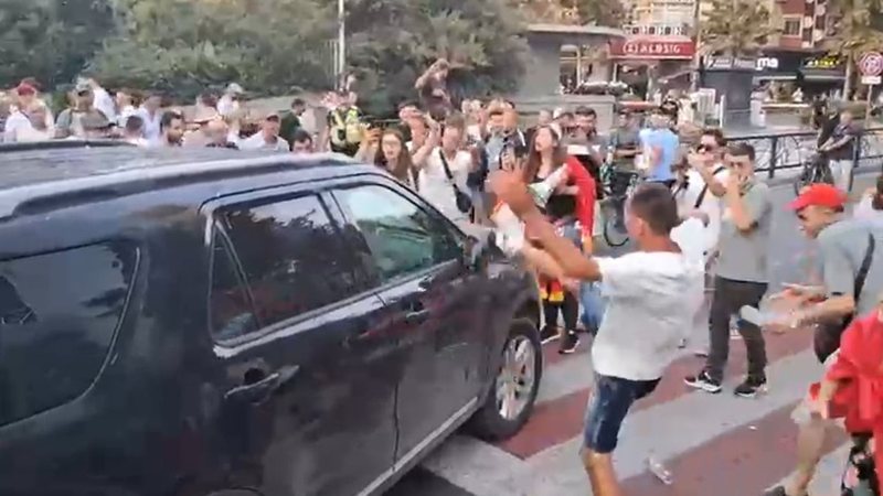 VIDEO/ “Surrati” i një proteste të dalë boje! Protestuesit përndjekin dhe godasin me vezë dhe shishe uji makinën dhe deputetet e PS-së! Të PD-së gati sa nuk i përqafojnë aq pranë u kalojnë por…