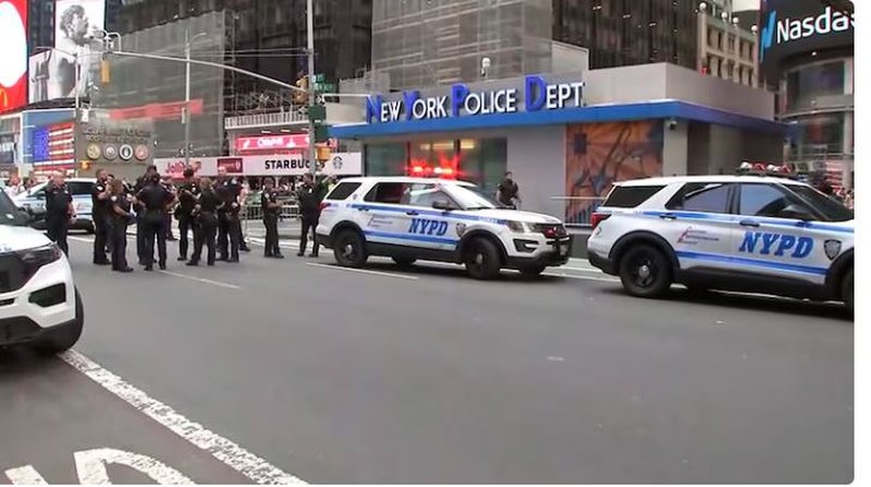 “Film triller” në Times Square! Gruaja vret një person, plagos një tjetër dhe qëllohet për vdekje nga policia