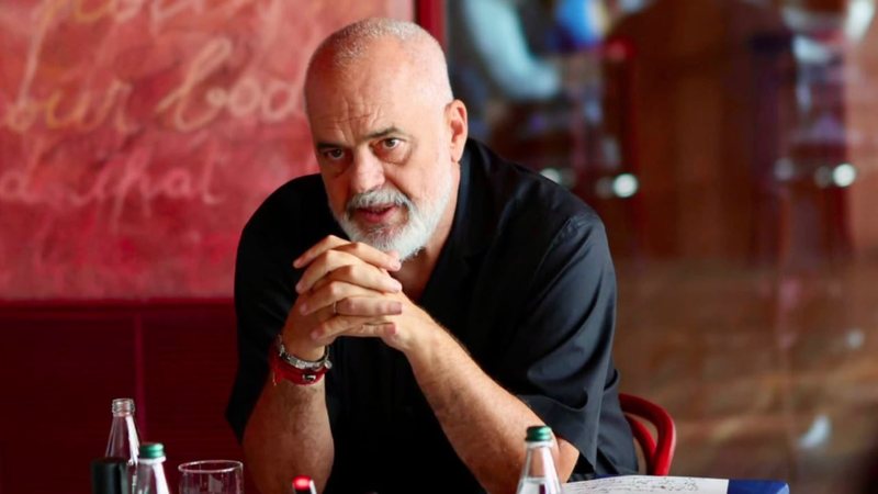 Ah, sikur ta kisha shkruar vetë! Rama ndan reflektimin për manipulimin dhe urrejtjen në hapësirën publike: Nëse politika ka nevojë për gënjeshtra, meriton të mbytet Ah, sikur ta kisha shkruar vetë! Rama ndan reflektimin për manipulimin dhe urrejtjen në hapësirën publike: Nëse politika ka nevojë për gënjeshtra, meriton të mbytet