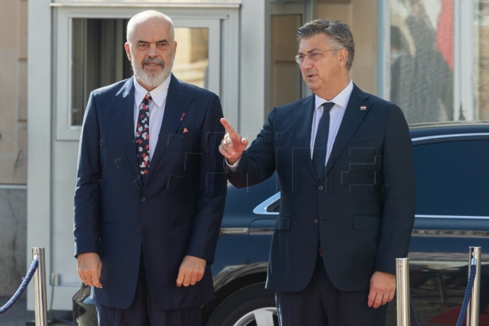 Rama në Itali për Forumin e Cernobbios: Sot në panel me kryeministrin kroat Plenkoviç për “Mesdheun e zgjeruar” Rama në Itali për Forumin e Cernobbios: Sot në panel me kryeministrin kroat Plenkoviç për “Mesdheun e zgjeruar”