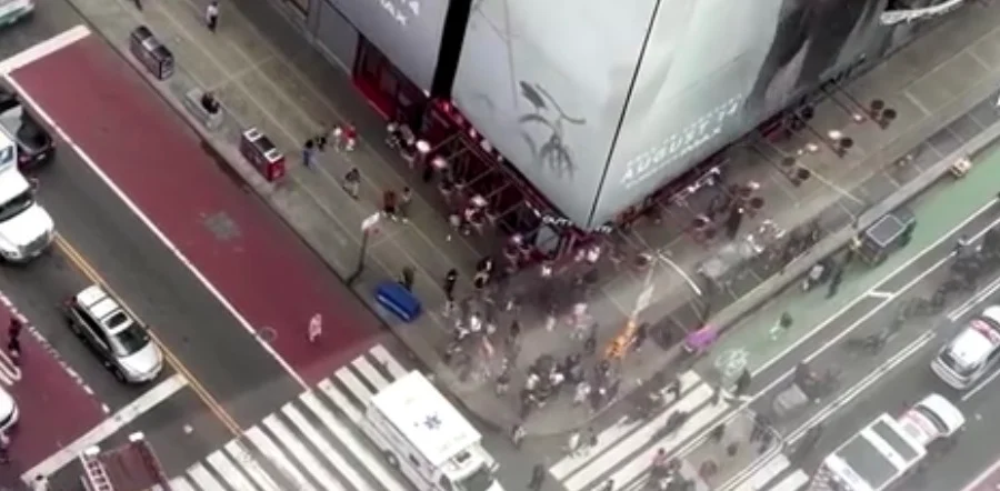Vritet me thikë zv.presidentja e Bank of America në Times Square, autorja sulmon me thikë edhe policët, ekzekutohet pas ndërhyrjes Vritet me thikë zv.presidentja e Bank of America në Times Square, autorja sulmon me thikë edhe policët, ekzekutohet pas ndërhyrjes