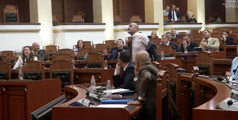 Ulsi Manja “kalon” te opozita, bisedon me Berishën (Foto)
