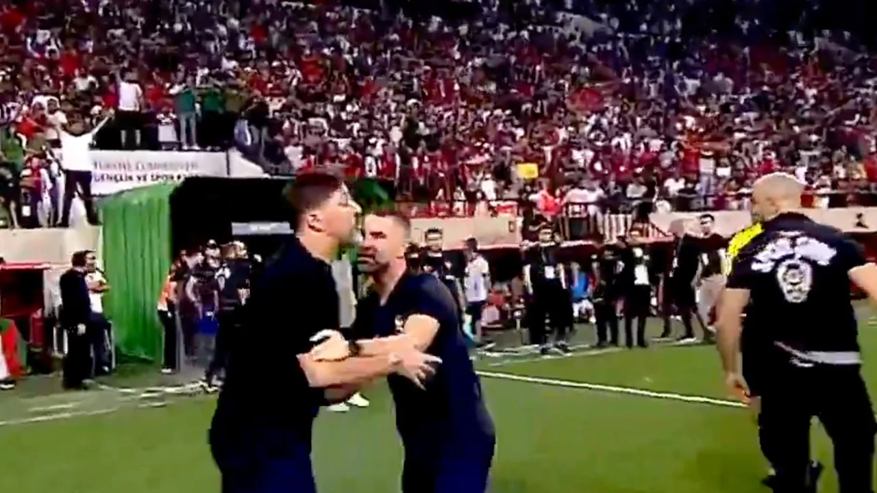 VIDEO/ Hasi mposht Besiktasin dhe “shpërthen” ndaj gjyqtarit: Ja çfarë ndodhi pas ndeshjes!