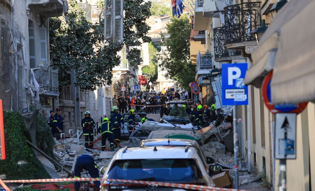 Tragjedi e rëndë në lagjen “Plaka” të Athinës! Katër turistë nga një familje, tre shqiptaro-amerikanë, humbin jetën mes rrënojave të ndërtesë së shembur nga shpërthimi (Foto)